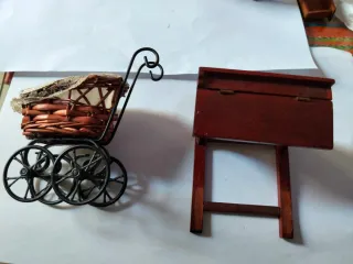 Pupitre y Cochecito Bebé Miniatura Casa Muñecas