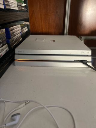 Consola PS4 Pro Blanca cn su mando y dos juegos