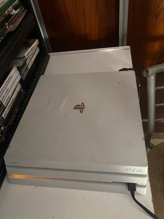 Consola PS4 Pro Blanca cn su mando y dos juegos
