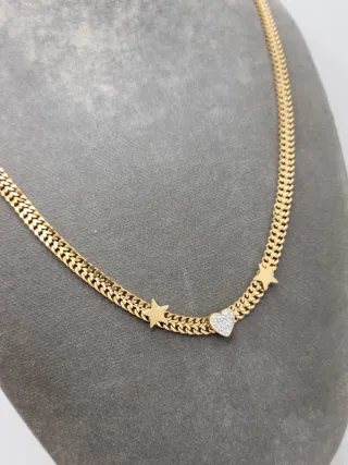 Gargantilla dorada con estrellas y corazón