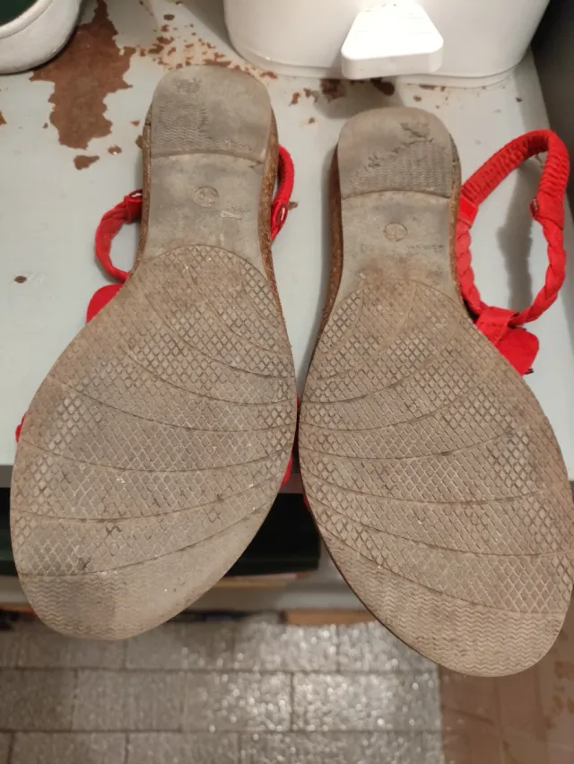 Sandali rossi con fiori