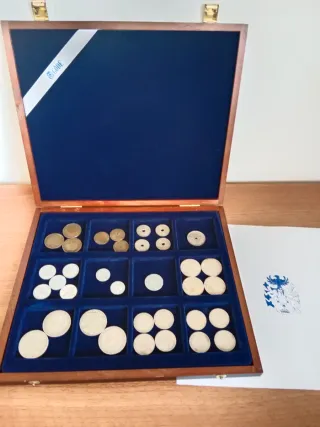 Caja de madera con monedas época Estado español