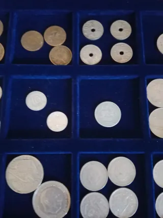 Caja de madera con monedas época Estado español