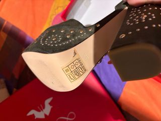 Sandalias de tacón verde con adornos dorados