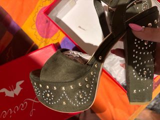 Sandalias de tacón verde con adornos dorados