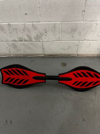 Monopatín de dos ruedas rojo y negro
