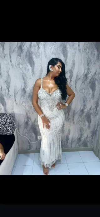 Vestido de fiesta pedrería blanco plateado