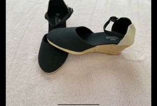 Zapatos cuña CALZADOS negro y beige