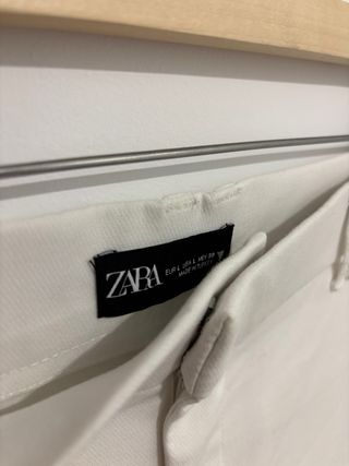 Pantalones campana blancos de Zara