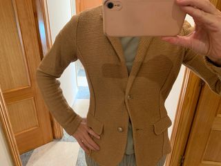 Chaqueta marrón con botones dorados