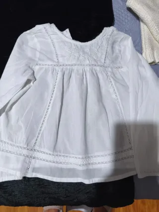 Conjunto niña: blusa blanca y shorts azules