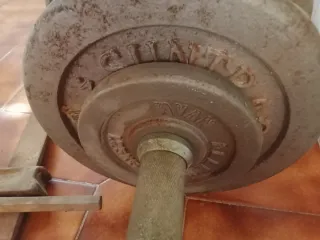 Pesa de gimnasio oxidada