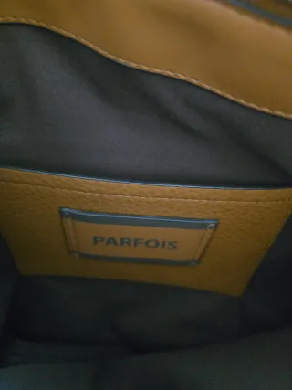 Bolso Parfois marrón con adornos colgados