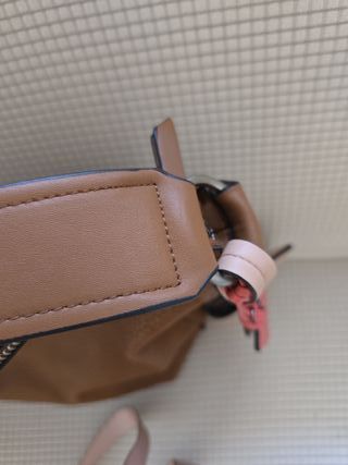 Bolso Parfois marrón con adornos colgados