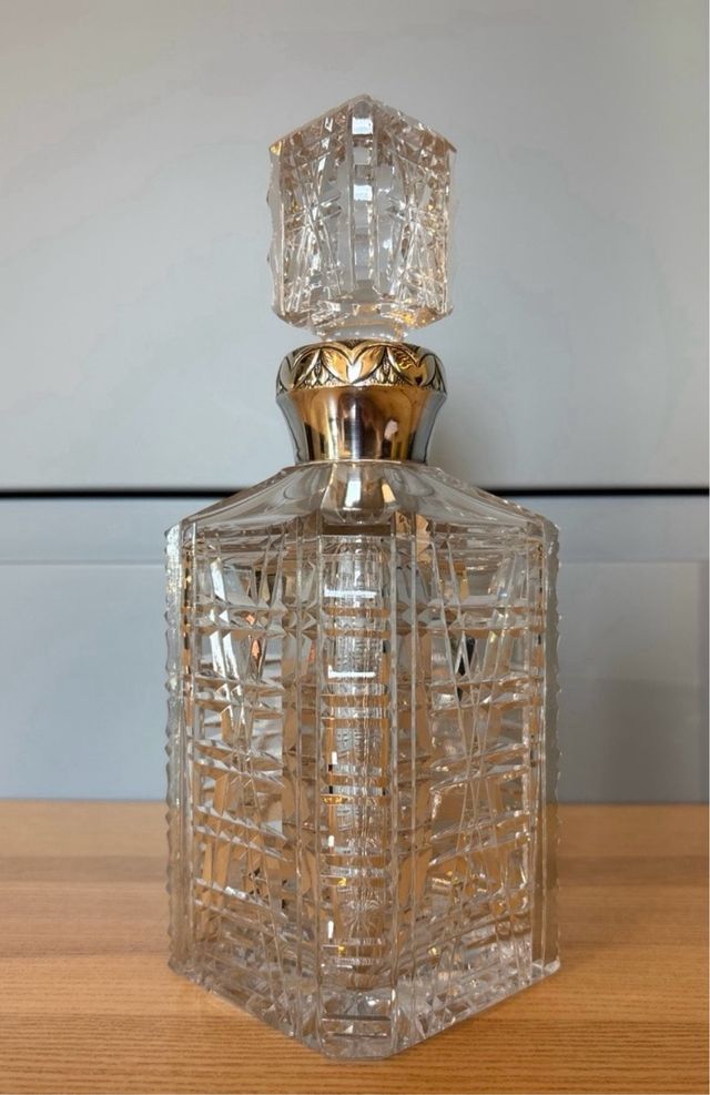 Licorera de cristal tallado y plata