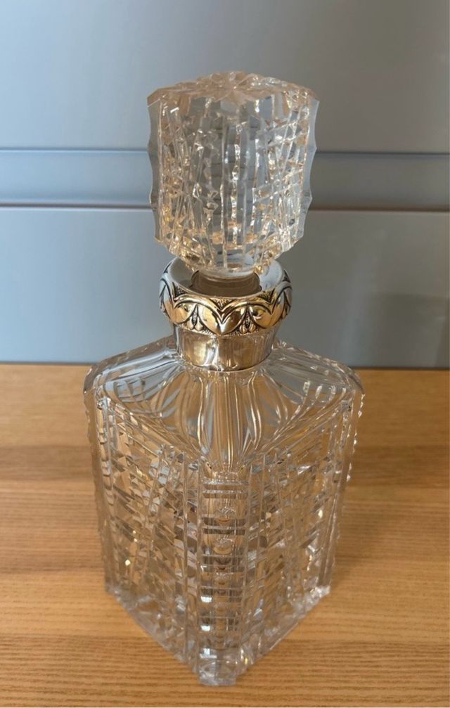Licorera de cristal tallado y plata