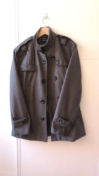 Abrigo gris estilo militar hombre M/L