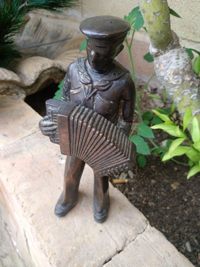 Figura escultura de marinero metal, más de 2 kilos