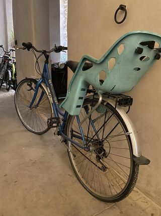Bicicleta paseo azul con silla infantil