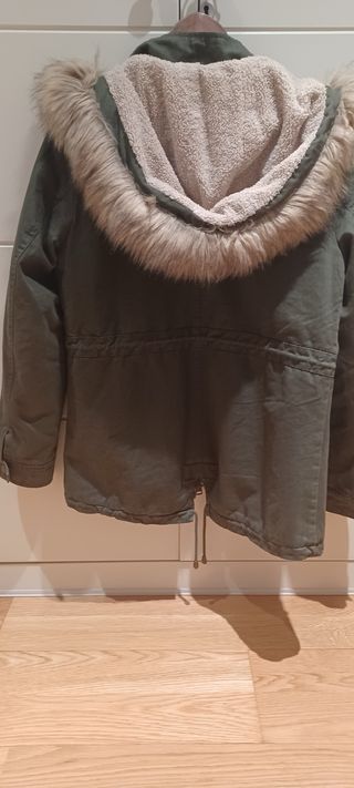Parka verde con capucha y pelo