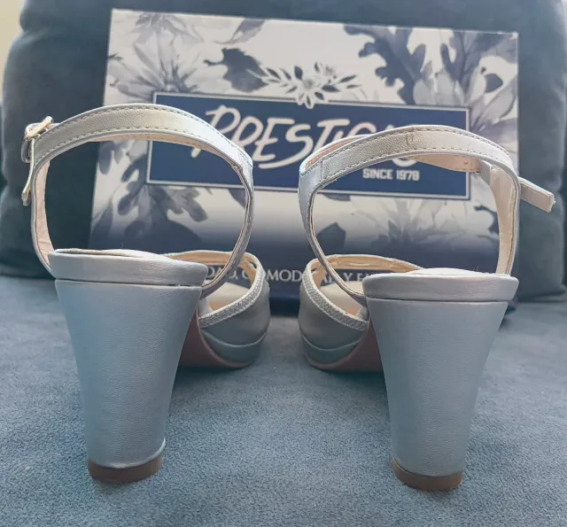 Sandalia de tacón plateadas