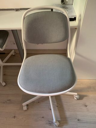 Silla de oficina gris y blanca