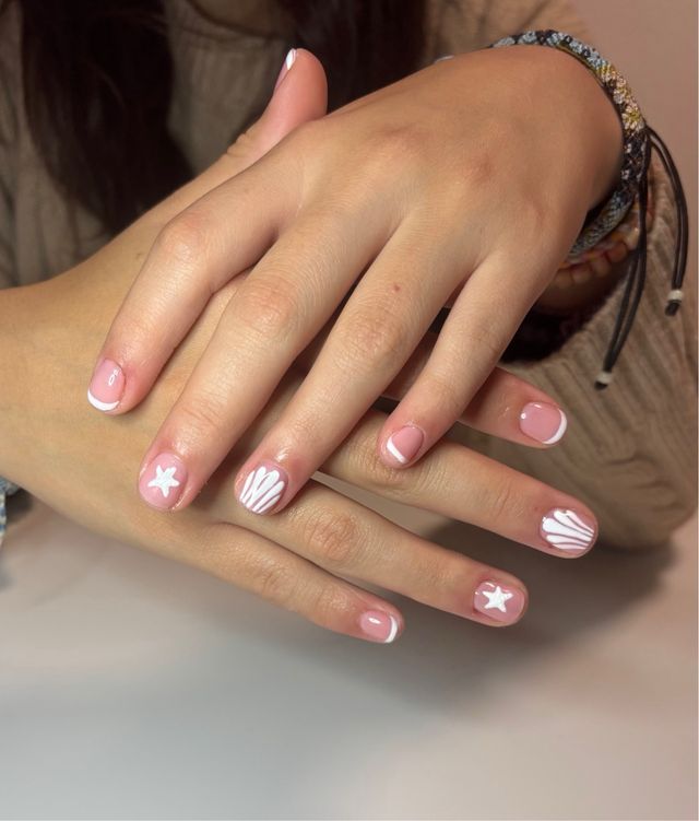 Manicura a domicilio o en home studio.