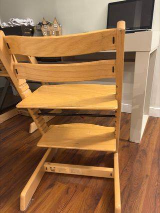 Trona Stokke madera con pieza de respaldo y bandej