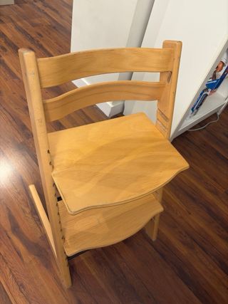 Trona Stokke madera con pieza de respaldo y bandej