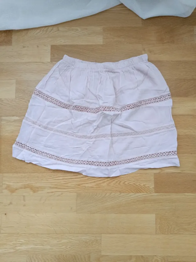 Falda corta rosa con detalles