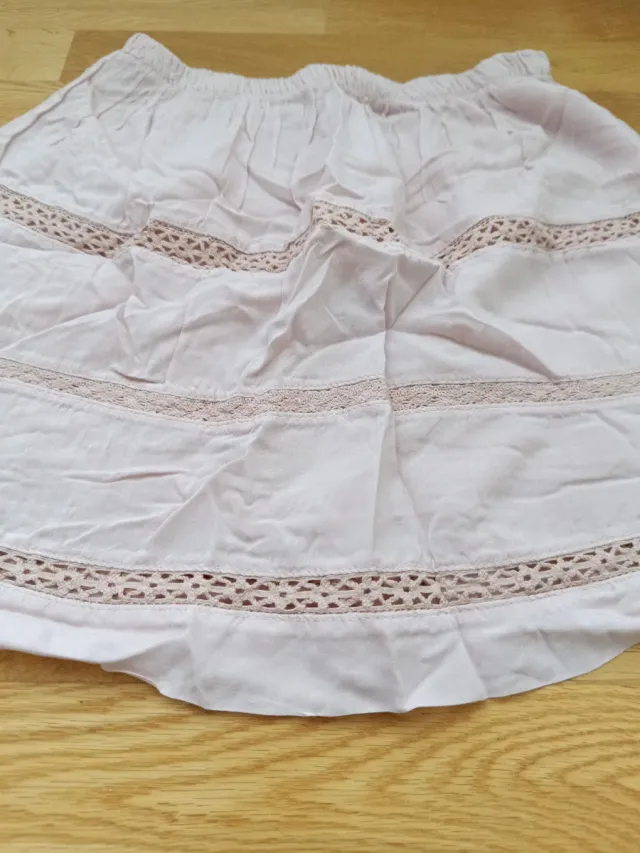 Falda corta rosa con detalles