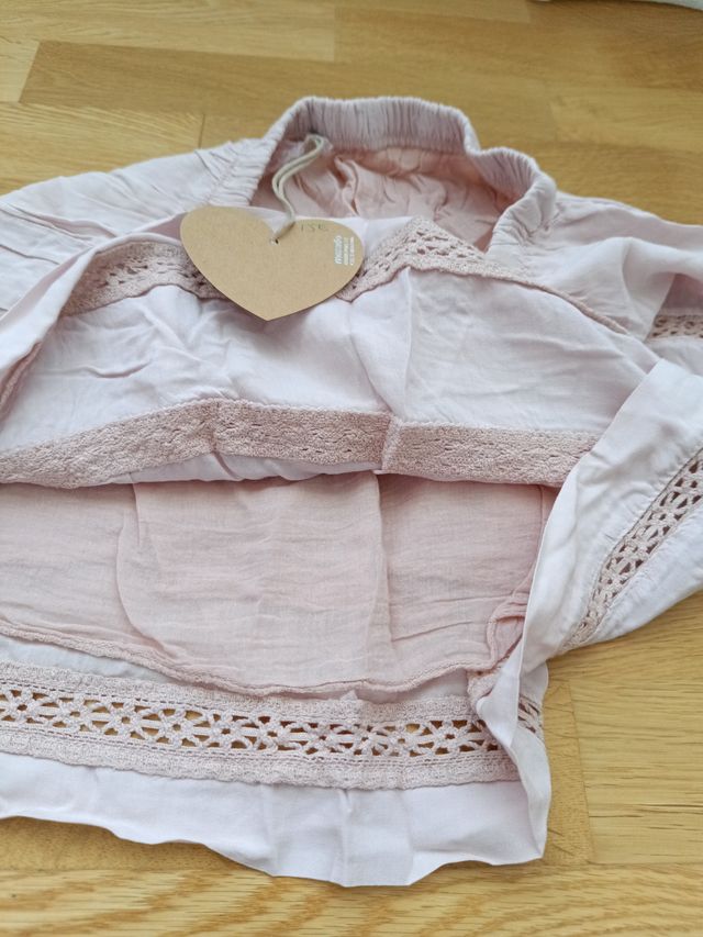 Falda corta rosa con detalles