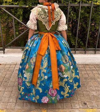 Traje de huertana con zapatos a conjunto 