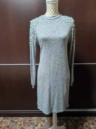 Vestido gris con perlas