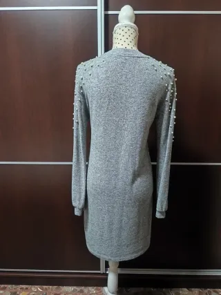 Vestido gris con perlas