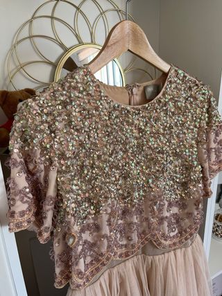 Vestido ASOS corto pedrería rosa y beige boda 
