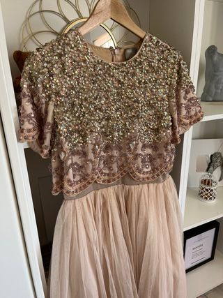 Vestido ASOS corto pedrería rosa y beige boda 