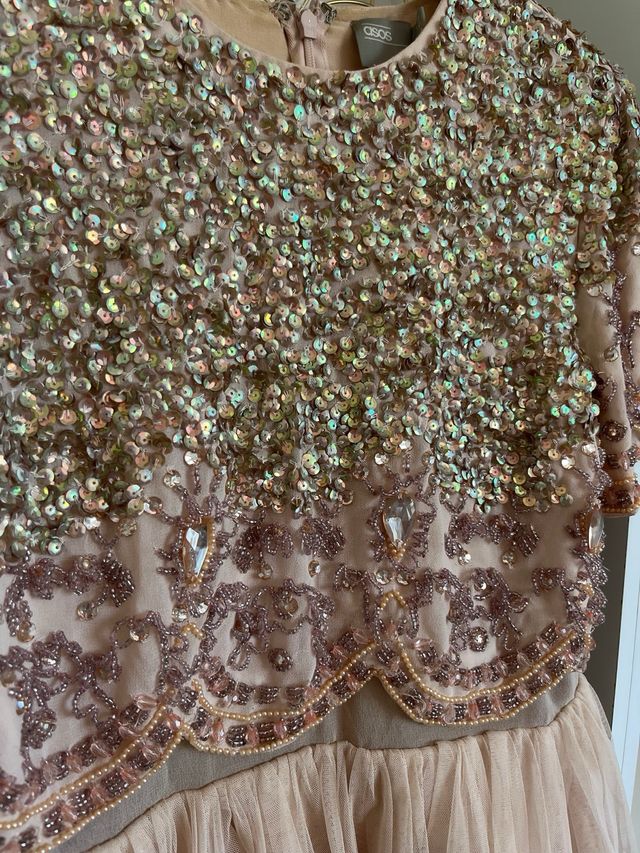 Vestido ASOS corto pedrería rosa y beige boda