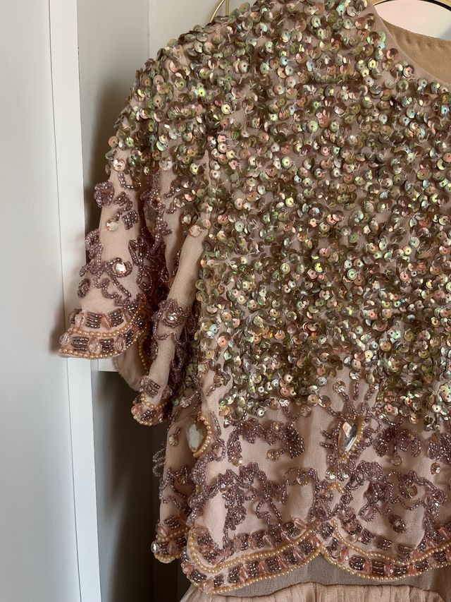 Vestido ASOS corto pedrería rosa y beige boda