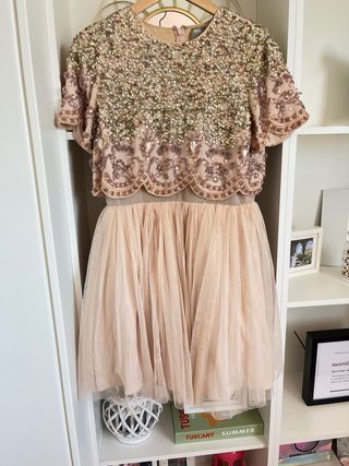 Vestido ASOS corto pedrería rosa y beige boda 