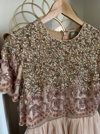 Vestido ASOS corto pedrería rosa y beige boda 