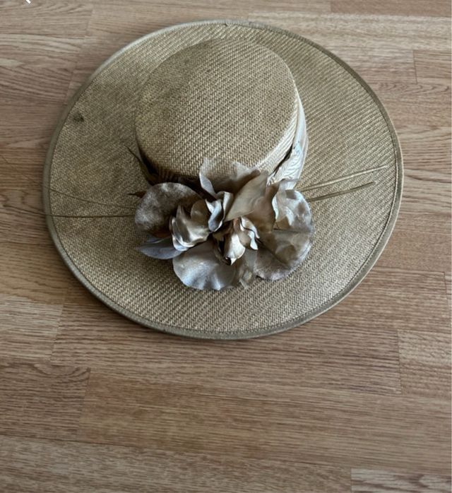 Pamela dorada elegante