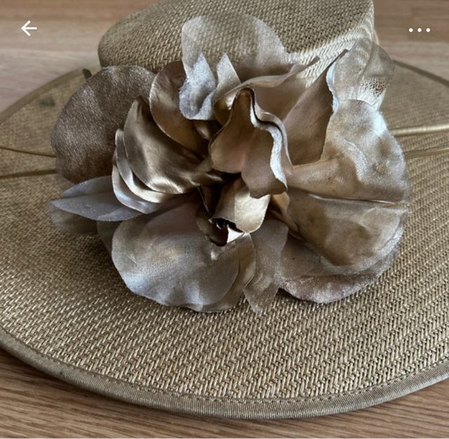 Pamela dorada elegante