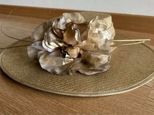 Pamela dorada elegante