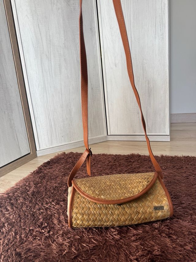 Bolso Roxy tejido con correa de cuero