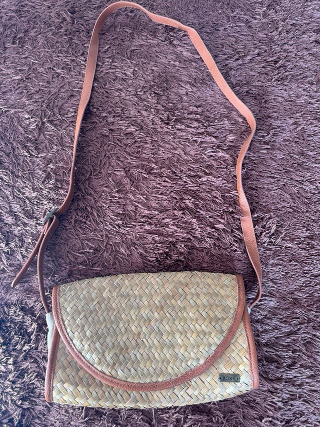 Bolso Roxy tejido con correa de cuero