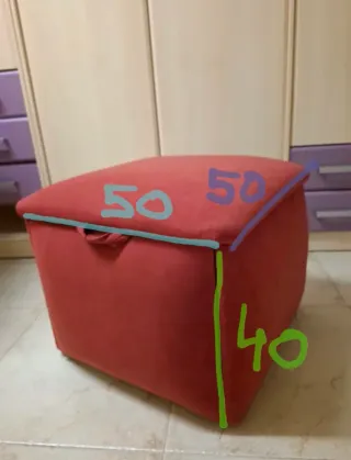 Zapatero de tela rojo. Se abre por los dos lados.