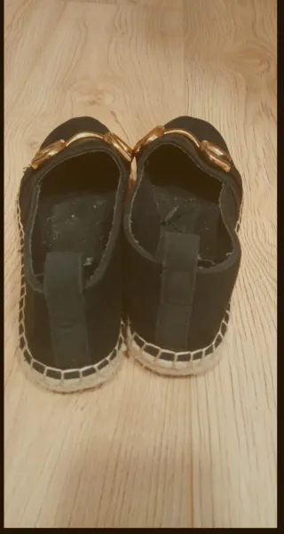Alpargatas Zara negras con detalle dorado