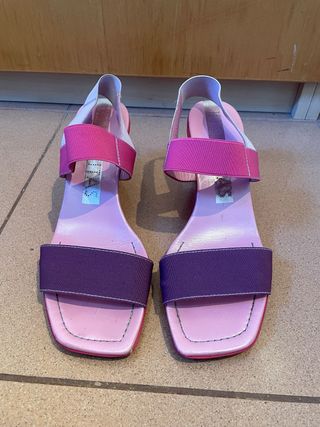 Sandalias de tacón rosa y morado