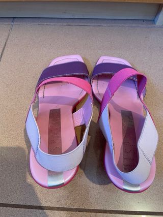 Sandalias de tacón rosa y morado